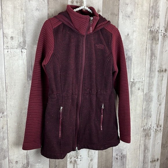 LThe North Face maroon soft jacket size Medium - Picture 2 of 9